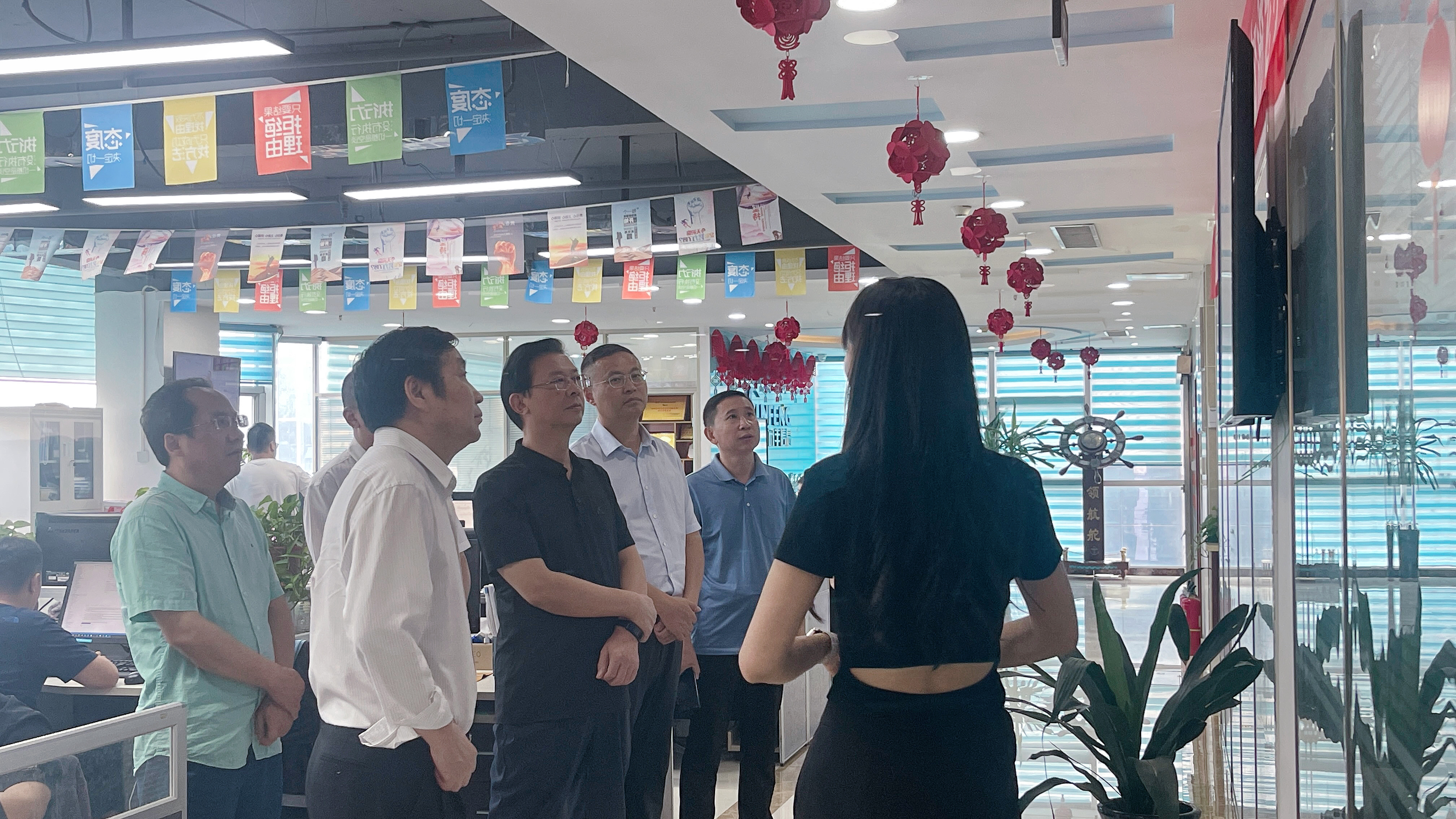 民盟重庆市委专职副主委柳锋波一行莅临罗飞能源考察调研